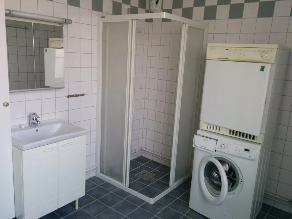Stora Rådmansgatan 15 I, badrum med tvättmaskin och torktumlare