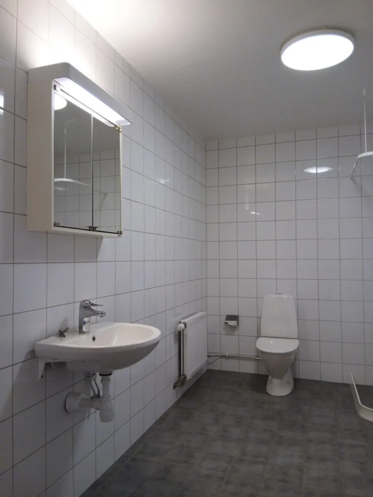 Simrisvägen 5 O, badrum med tvättmaskin och torktumlare