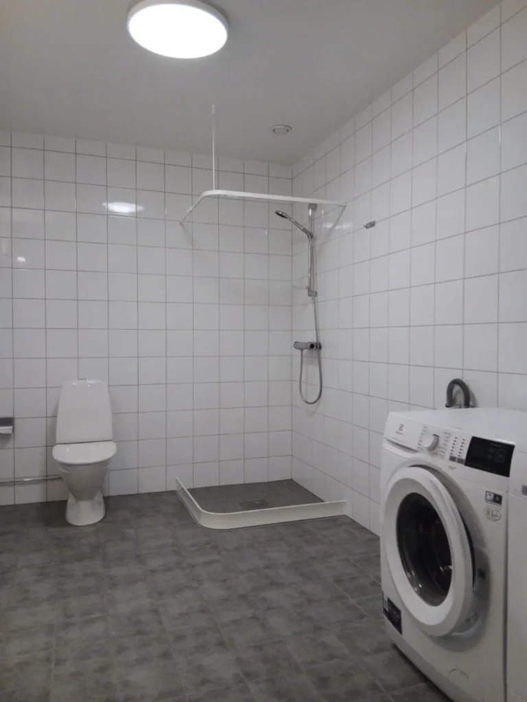 Simrisvägen 5 O, badrum med tvättmaskin och torktumlare